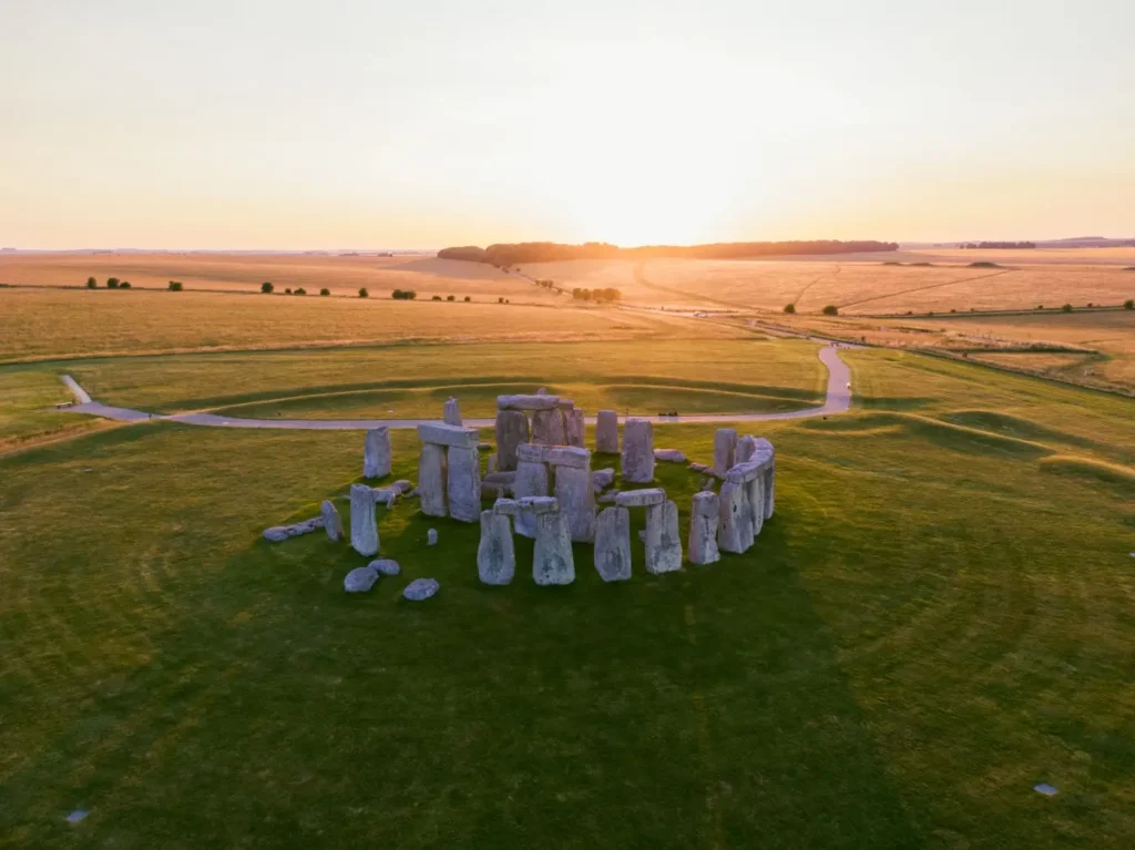 - Pravda24 Letecký pohled na celý kruh Stonehenge