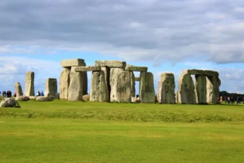 Stonehenge ve dne s návštěvníky