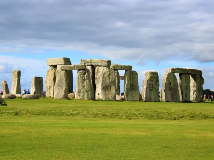 Stonehenge ve dne s návštěvníky