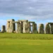 Stonehenge ve dne s návštěvníky