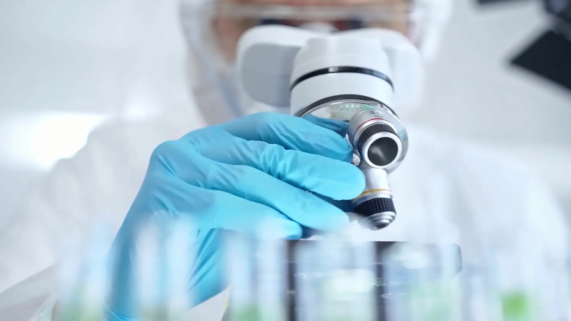 Vědec s mikroskopem