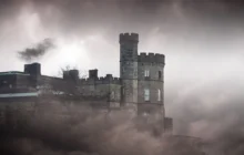 Silueta hradu vystupující z mlhy