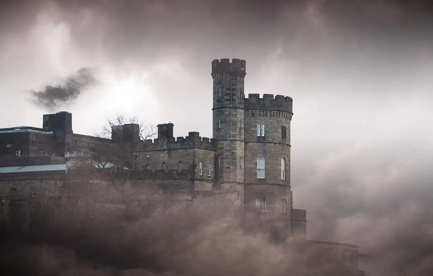 Silueta hradu vystupující z mlhy