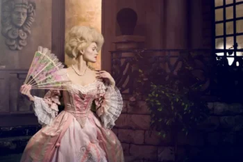 Dáma z 18. století s vějířem v ruce