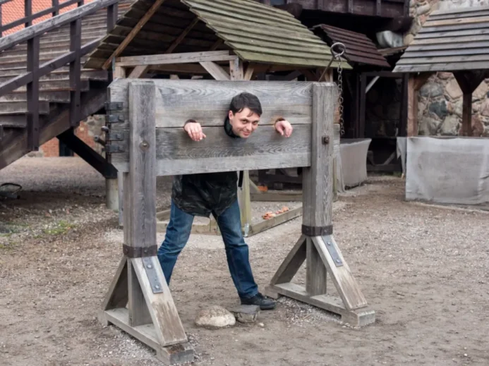 Středověké mučení si dnes sotva dovedeme představit.