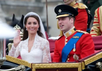 Kate Middleton v elegantních krajkových šatech s devítistopou vlečkou a princ William