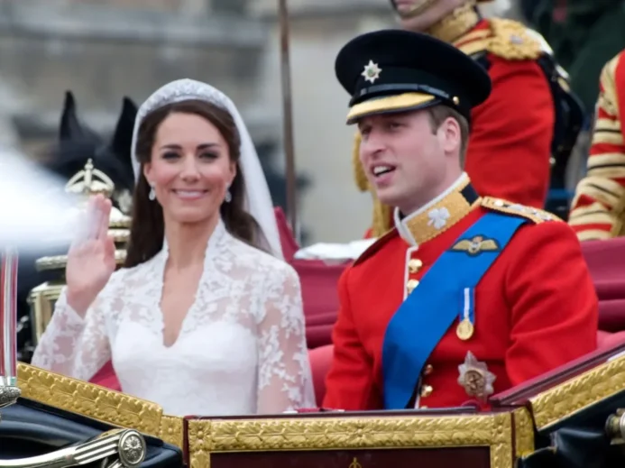 Kate Middleton v elegantních krajkových šatech s devítistopou vlečkou a princ William