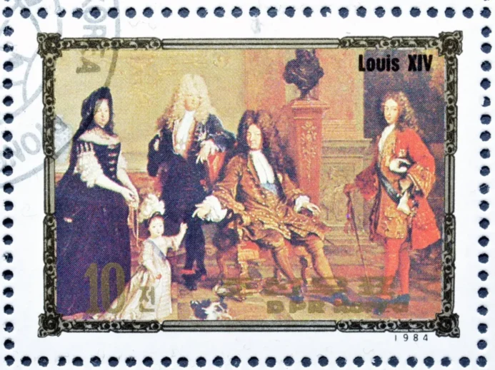 Malba zobrazující Ludvíka XIV. a osoby z jeho dvora. Postavy jsou oblečené v bohatých oděvech typických pro 17. století, s výraznými parukami, krajkami a zdobenými kabáty.