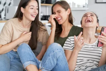 smějící se kamarádky