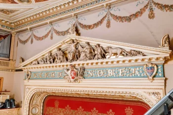 Nápis Národ sobě nad oponou v Národním divadle