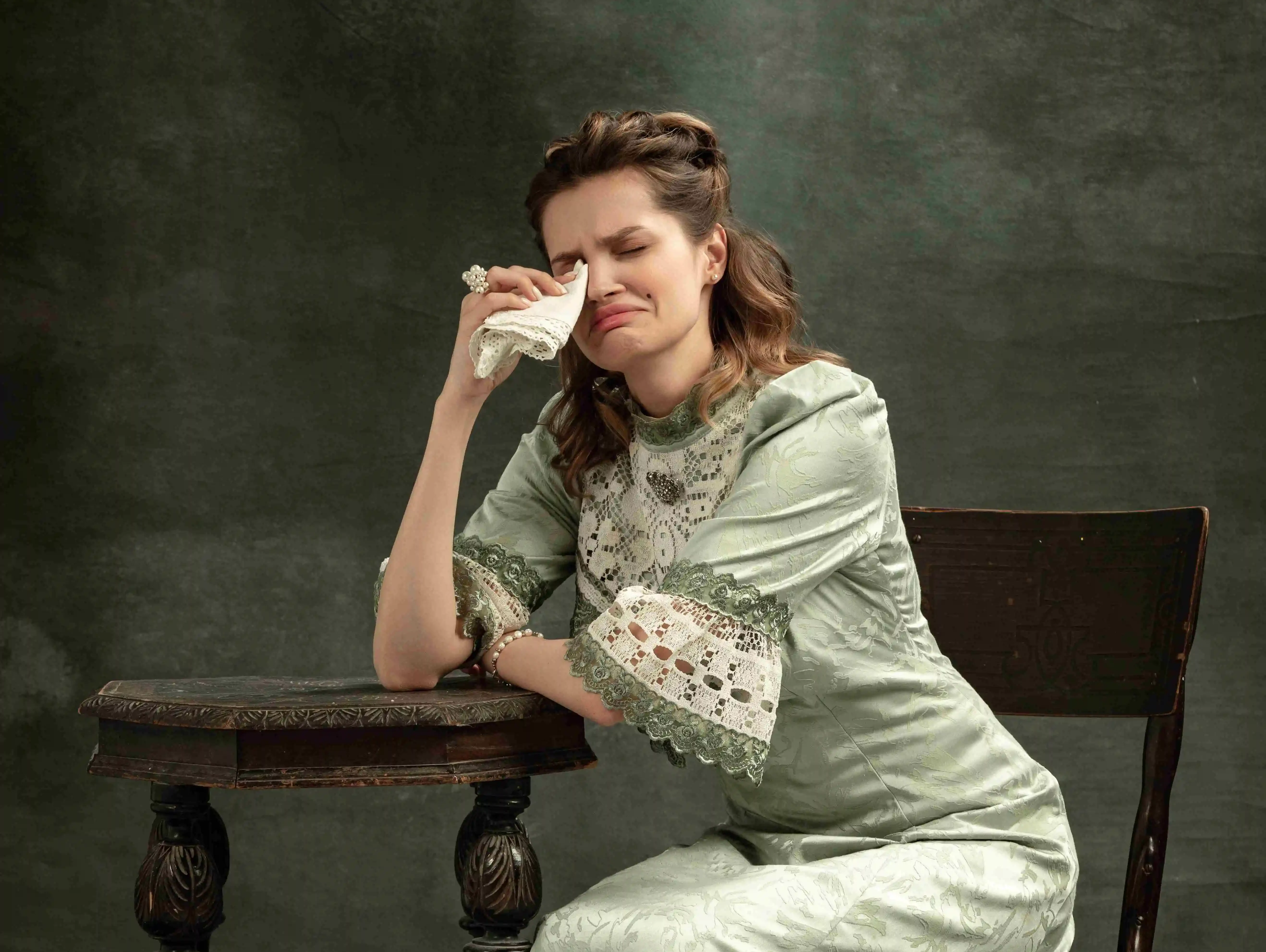 Smutná žena u stolu