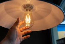 Ruka mění žárovku